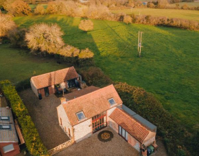 Meadow Barn - stunning Norfolk holiday home sleeping 8 - under 3 miles to the coast